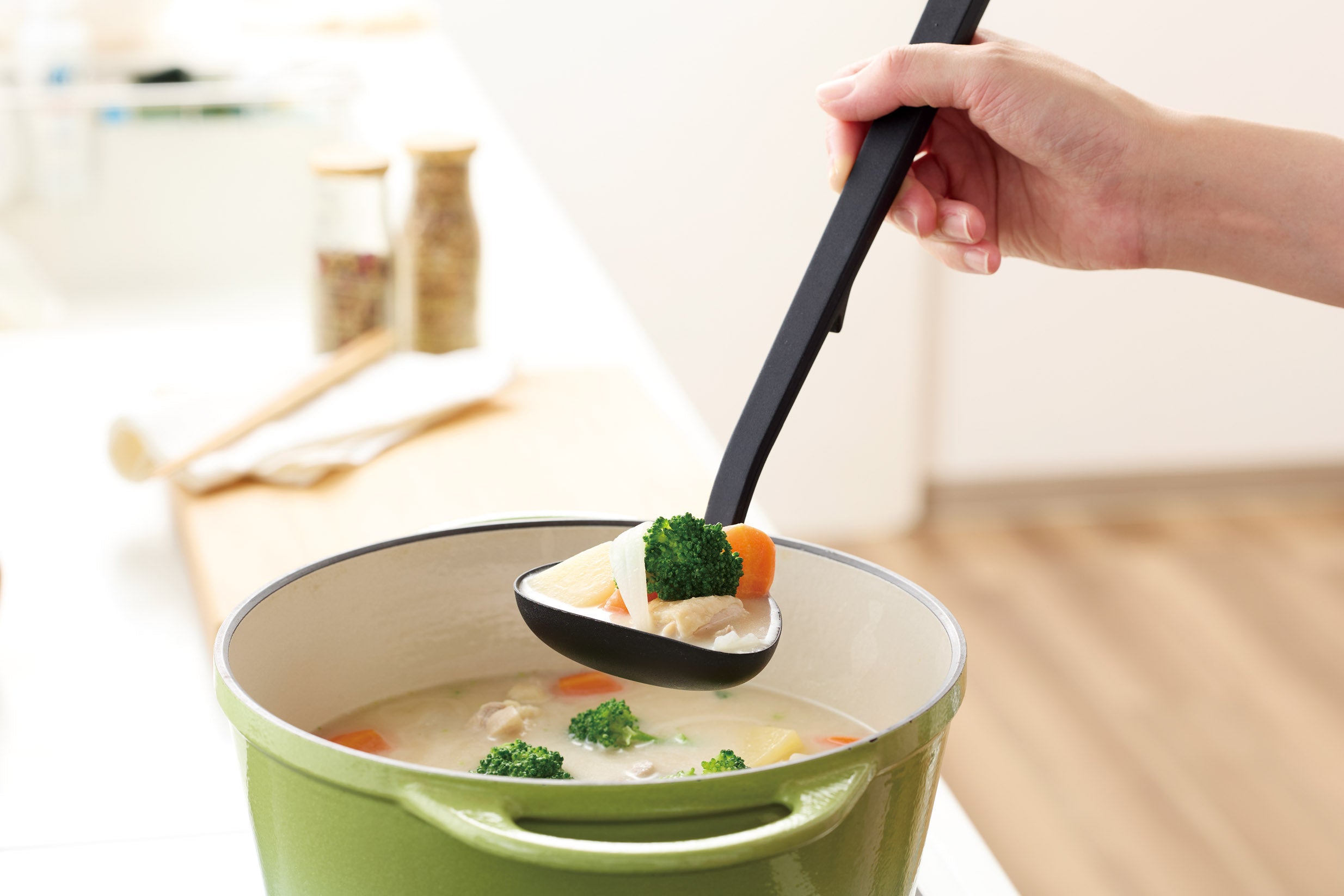 注ぐ・残さず掬う・置ける」を1本で解消。新発想の多機能お玉